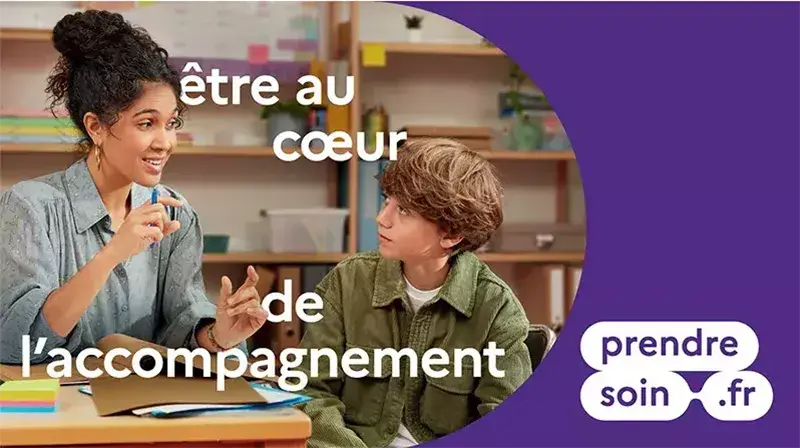 Une femme explique quelque chose à un enfant. Etre au coeur de l'accompagnement s'inscrit sur la photo