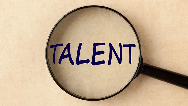 Le mot Talent vu en gros dans une loupe