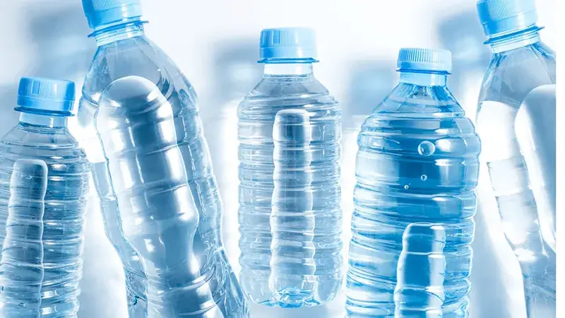 Bouteilles d'eau en plastique les unes contre les autres